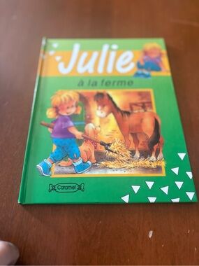 Julie à la ferme - Green Picture Book by Caramel